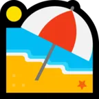 Praia com guarda-chuva